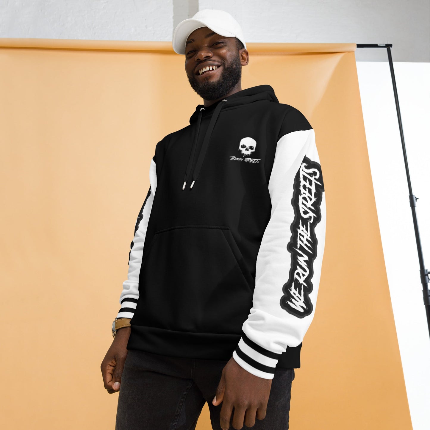 We run the Streets Schwarz - Weiß Hoodie - BLOODY-STREETS.DE Streetwear Herren und Damen Hoodies, T-Shirts, Pullis